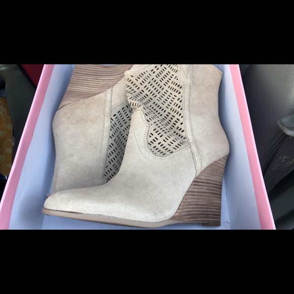 Light Tan - Picture 1 of 2